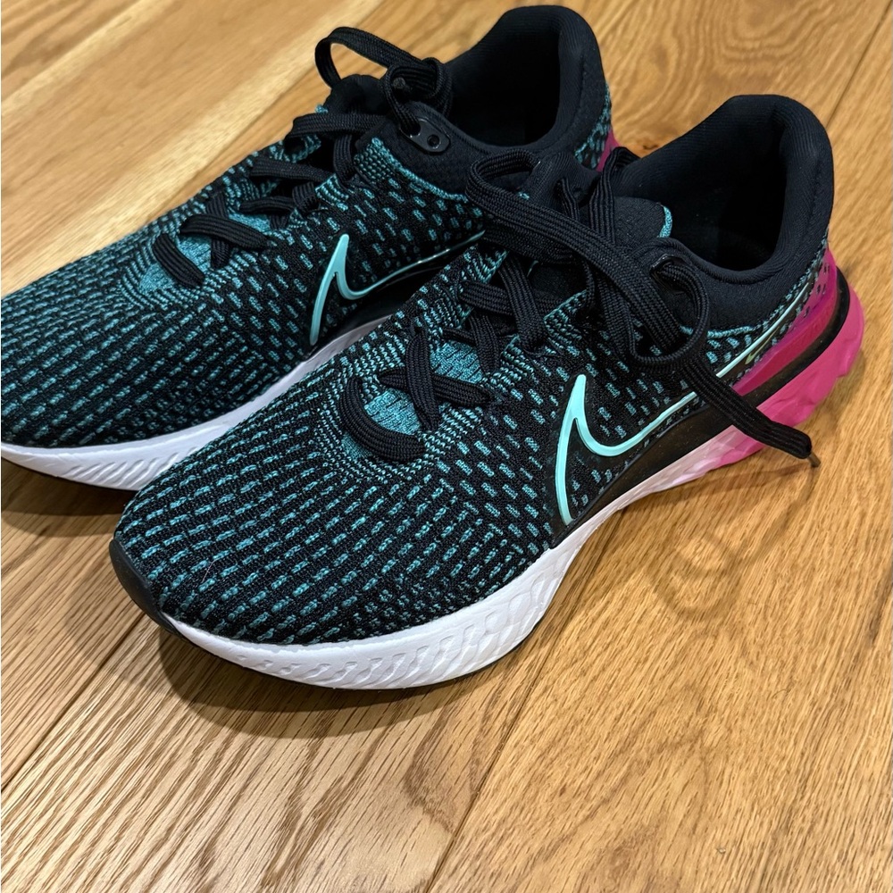Nike Teal and Black Athletic Shoes